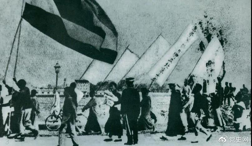 1919年5月4日,北京爆发员工反帝爱国运动。这是北京大学员工的示威游行队伍。
